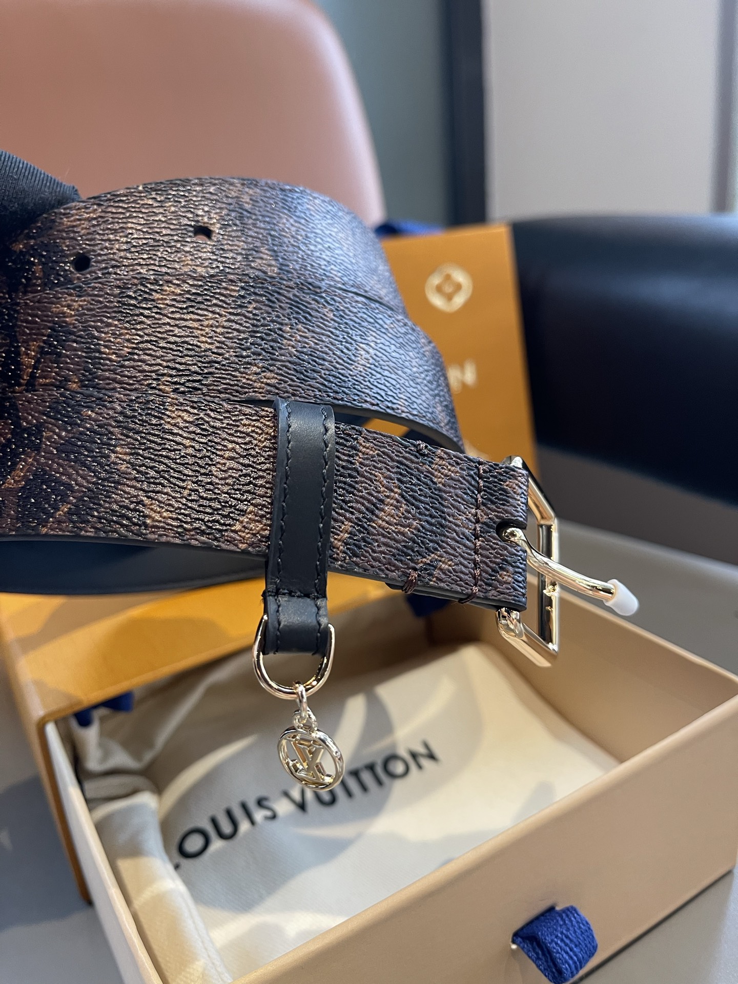 Lv3.0mm黑彩双面腰带，以展现艺术家对品牌经典图案的灵动演绎，搭配针式搭扣和方便悬挂钥匙或装饰的D形