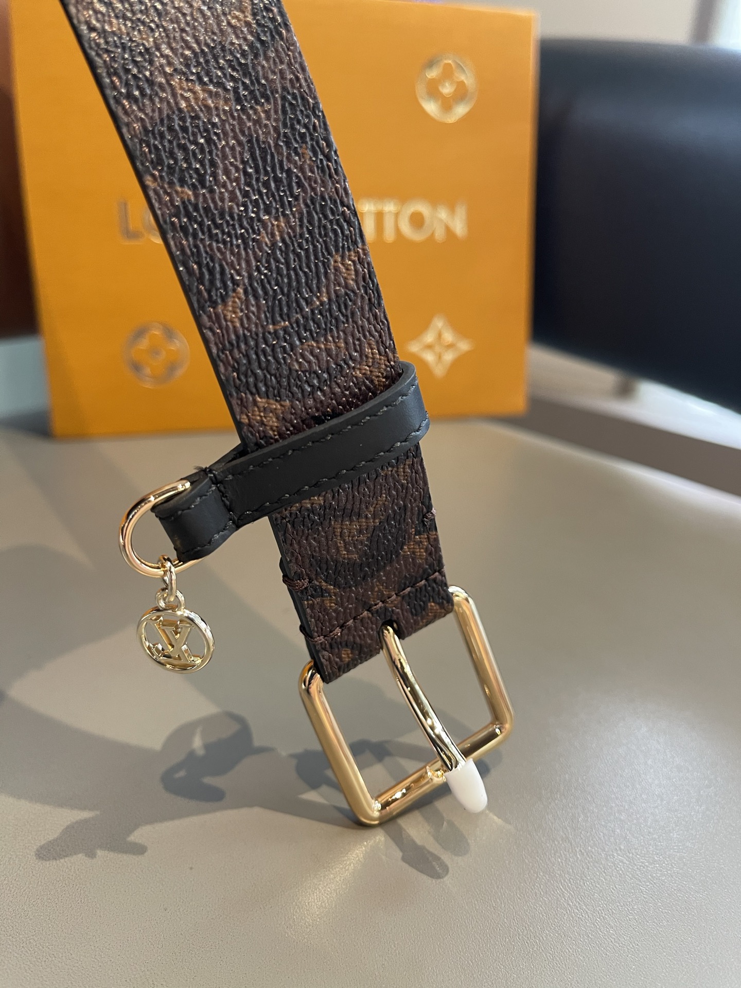 Lv3.0mm黑彩双面腰带，以展现艺术家对品牌经典图案的灵动演绎，搭配针式搭扣和方便悬挂钥匙或装饰的D形