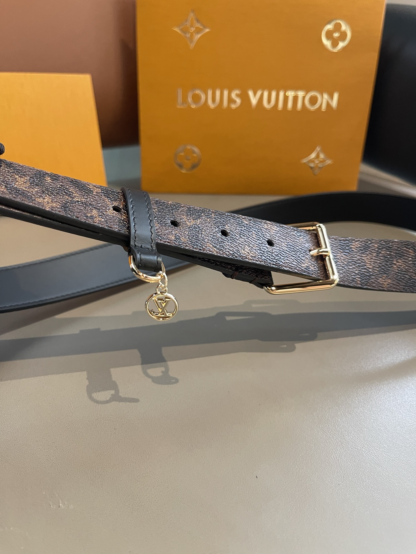 Lv3.0mm黑彩双面腰带，以展现艺术家对品牌经典图案的灵动演绎，搭配针式搭扣和方便悬挂钥匙或装饰的D形