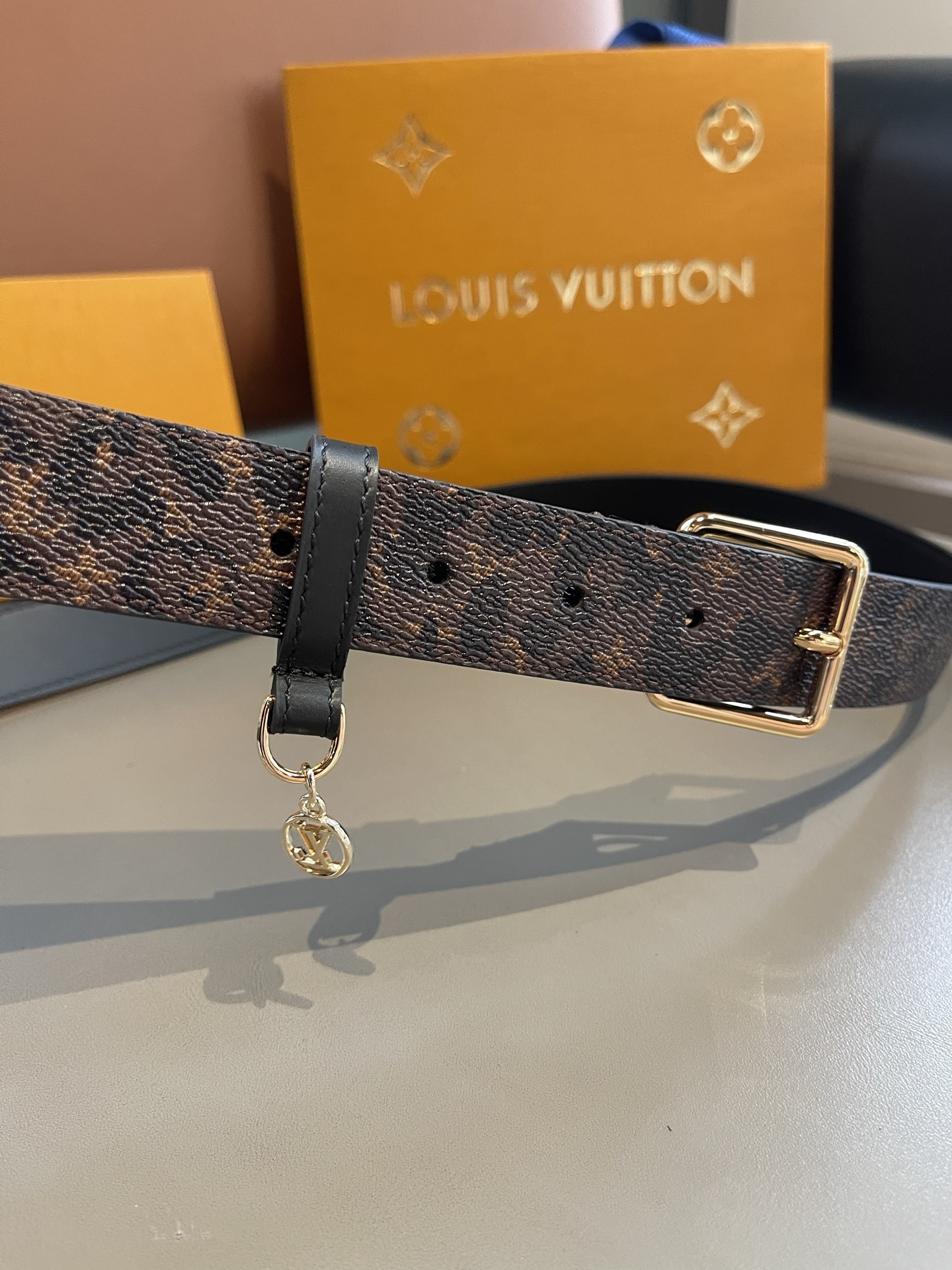 Lv3.0mm黑彩双面腰带，以展现艺术家对品牌经典图案的灵动演绎，搭配针式搭扣和方便悬挂钥匙或装饰的D形