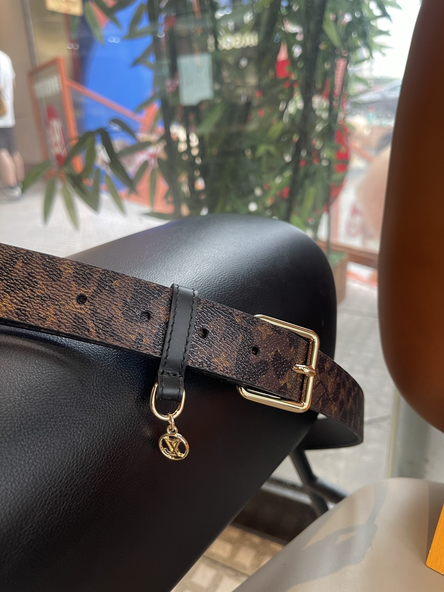 Lv3.0mm黑彩双面腰带，以展现艺术家对品牌经典图案的灵动演绎，搭配针式搭扣和方便悬挂钥匙或装饰的D形