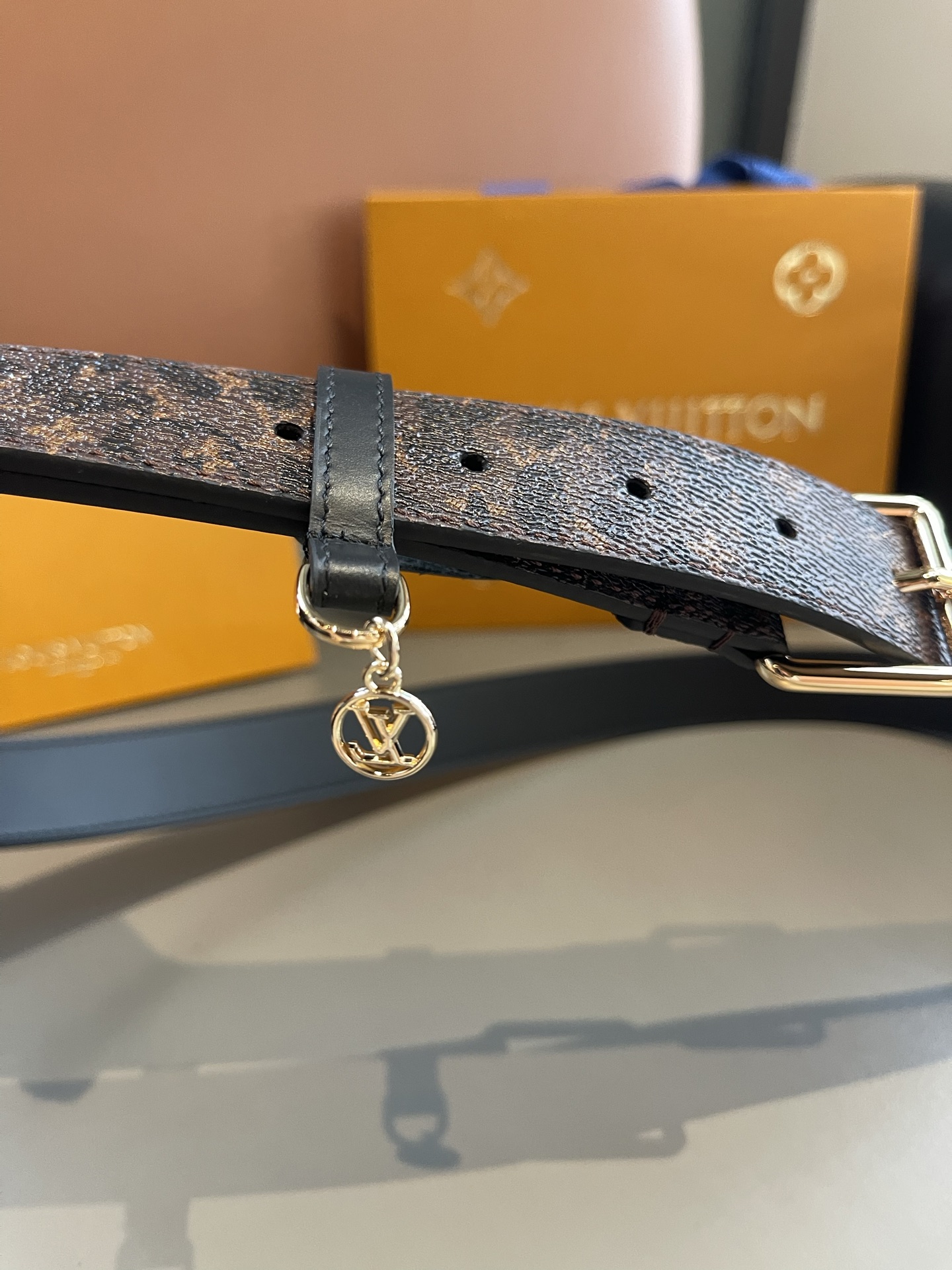 Lv3.0mm黑彩双面腰带，以展现艺术家对品牌经典图案的灵动演绎，搭配针式搭扣和方便悬挂钥匙或装饰的D形