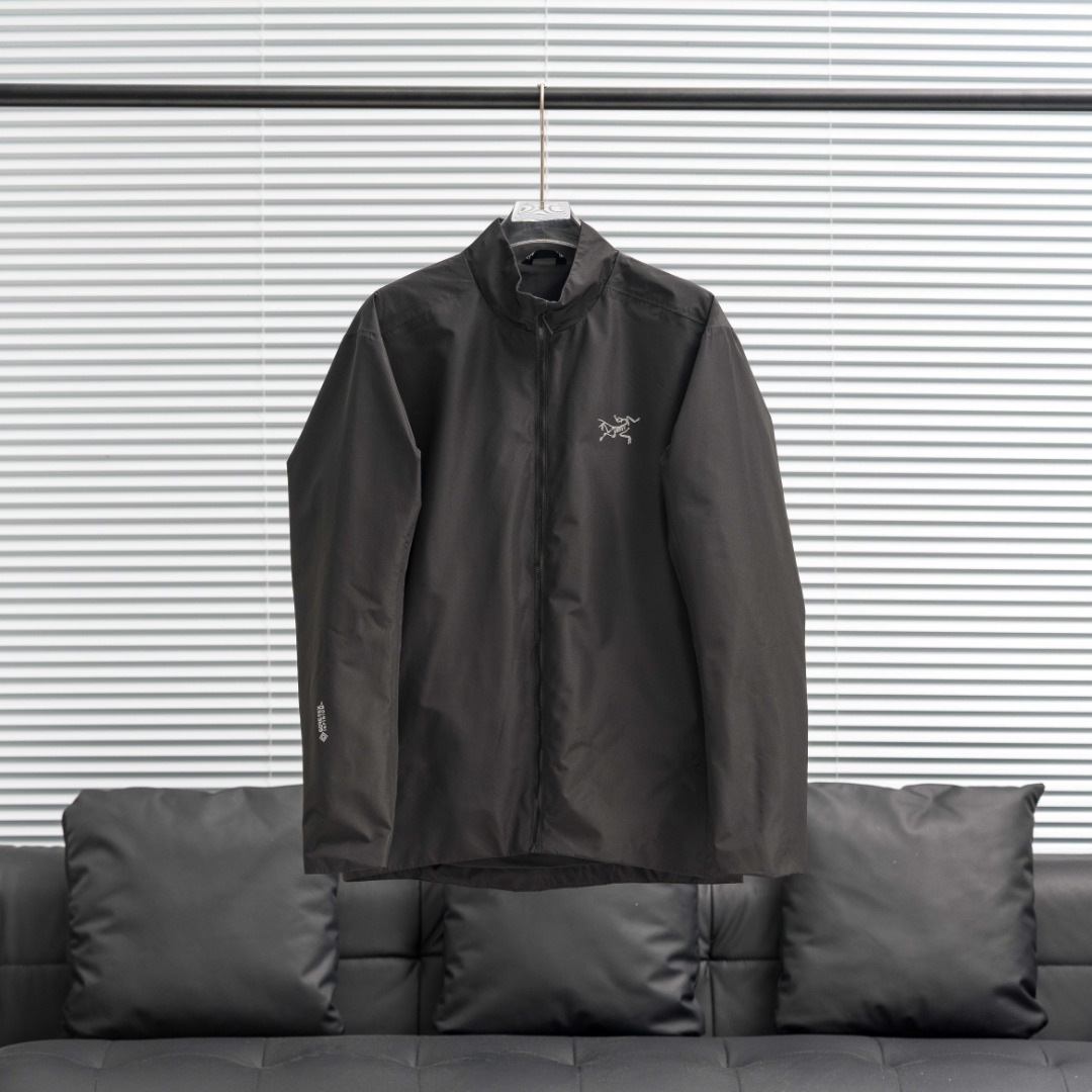 P340



 索拉诺Solano城市通勤立领夹克外套【防水防晒两用】

ARCTERYX始祖鸟Solano系列纯色logo徽标防风软壳休闲夹克外套

用途：都市生活，旅行/通勤 城市通勤之王【可调节下摆抽绳】
两个拉链口袋，内侧拉链胸袋

裁切 ：标准款式
面料：大身里料：聚酯纤维针织汗布；
颜色：黑色，破晓蓝

Size：s-xxl



ARC'TERYX 始祖鸟 Solano Hoody 男士防风软壳夹克是一款兼具功能性与时尚感的多用途外套。它不仅能在寒冷多变的天气中提供可靠的保护，还能轻松融入都市通勤、短途旅行或轻度户外活动的日常穿搭。无论是应对清晨的微风，还是突如其来的小雨，这款夹克都能成为你的得力助手。建议在5°C至15°C的温度范围内穿着，既保暖又不会显得过于厚重。 始祖鸟（ARC'TERYX）作为户外服饰领域的顶级品牌，以其卓越的设计和高性能著称。品牌起源于加拿大，专注于为户外探险者提供高品质装备，同时也逐渐成为都市机能风的代表。Solano Hoody延续了始祖鸟一贯的高标准，采用了品牌自研的高性能面料，兼顾防风、防泼水和透气性，定位于追求品质与功能性的都市人群。它不仅是一件夹克，更是一种生活方式的体现。 这款夹克在性能上表现出色，采用20D锦纶面料，既轻便又耐磨，适合日常通勤和轻度户外使用。面料具备优异的防风性能，能够有效阻挡寒风侵袭，同时表面经过防泼水处理，小雨天气也能轻松应对。内里选用柔软透气的材料，长时间穿着也不会感到闷热。修身剪裁的设计不仅提升了穿着舒适度，还展现了都市时尚感。功能性细节如可调节下摆和袖口、隐藏式口袋设计，以及可调节连帽，都为实际使用增添了便利性和实用性。 Solano Hoody的特别之处在于它的多场景适用性和高性价比。无论是通勤路上的寒风，还是周末短途旅行中的多变天气，这款夹克都能提供可靠的保护和舒适的穿着体验。多种颜色选择满足不同风格需求，从经典黑到幽雾绿，每一款都能轻松搭配你的日常穿搭。如果你正在寻找一件既能应对天气变化，又能兼顾时尚感的外套，Solano Hoody无疑是一个值得入手的选择。