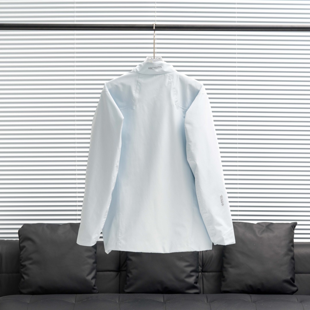 P340


索拉诺Solano城市通勤立领夹克外套【防水防晒两用】

ARCTERYX始祖鸟Solano系列纯色logo徽标防风软壳休闲夹克外套

用途：都市生活，旅行/通勤 城市通勤之王【可调节下摆抽绳】
两个拉链口袋，内侧拉链胸袋

裁切 ：标准款式
面料：大身里料：聚酯纤维针织汗布；
颜色：黑色，破晓蓝

Size：s-xxl



ARC'TERYX 始祖鸟 Solano Hoody 男士防风软壳夹克是一款兼具功能性与时尚感的多用途外套。它不仅能在寒冷多变的天气中提供可靠的保护，还能轻松融入都市通勤、短途旅行或轻度户外活动的日常穿搭。无论是应对清晨的微风，还是突如其来的小雨，这款夹克都能成为你的得力助手。建议在5°C至15°C的温度范围内穿着，既保暖又不会显得过于厚重。 始祖鸟（ARC'TERYX）作为户外服饰领域的顶级品牌，以其卓越的设计和高性能著称。品牌起源于加拿大，专注于为户外探险者提供高品质装备，同时也逐渐成为都市机能风的代表。Solano Hoody延续了始祖鸟一贯的高标准，采用了品牌自研的高性能面料，兼顾防风、防泼水和透气性，定位于追求品质与功能性的都市人群。它不仅是一件夹克，更是一种生活方式的体现。 这款夹克在性能上表现出色，采用20D锦纶面料，既轻便又耐磨，适合日常通勤和轻度户外使用。面料具备优异的防风性能，能够有效阻挡寒风侵袭，同时表面经过防泼水处理，小雨天气也能轻松应对。内里选用柔软透气的材料，长时间穿着也不会感到闷热。修身剪裁的设计不仅提升了穿着舒适度，还展现了都市时尚感。功能性细节如可调节下摆和袖口、隐藏式口袋设计，以及可调节连帽，都为实际使用增添了便利性和实用性。 Solano Hoody的特别之处在于它的多场景适用性和高性价比。无论是通勤路上的寒风，还是周末短途旅行中的多变天气，这款夹克都能提供可靠的保护和舒适的穿着体验。多种颜色选择满足不同风格需求，从经典黑到幽雾绿，每一款都能轻松搭配你的日常穿搭。如果你正在寻找一件既能应对天气变化，又能兼顾时尚感的外套，Solano Hoody无疑是一个值得入手的选择。