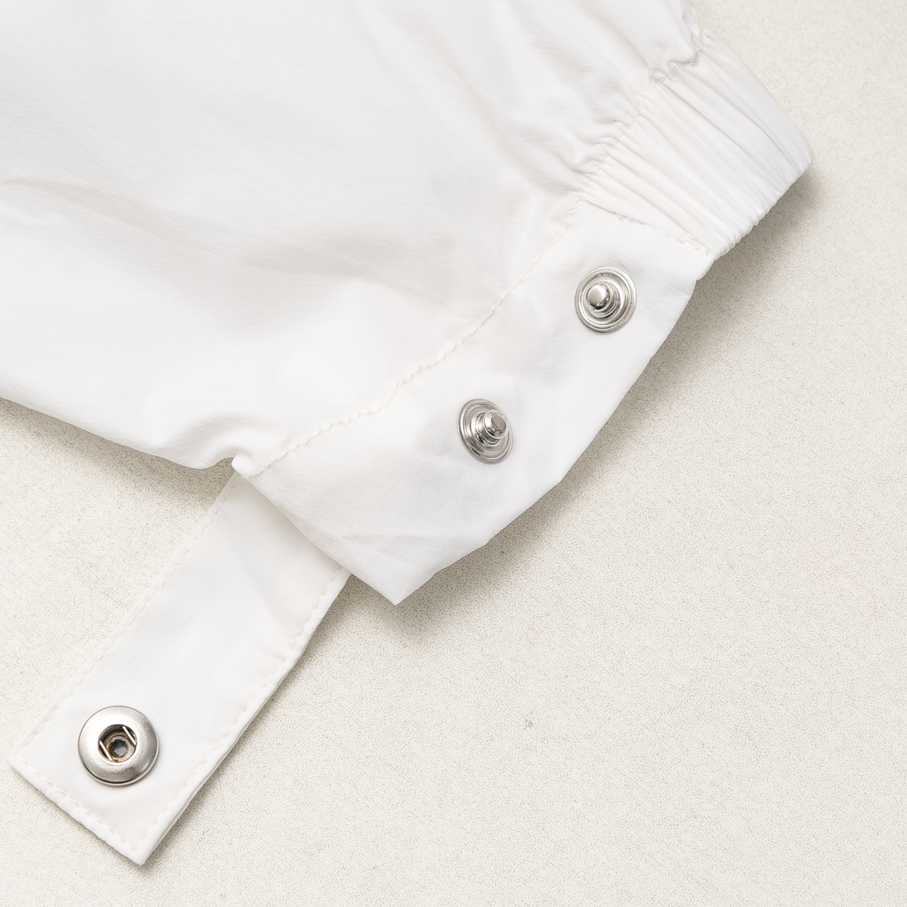 KOLON SPORT丨可隆收腰抽绳双口袋女士防晒服白色 浅蓝