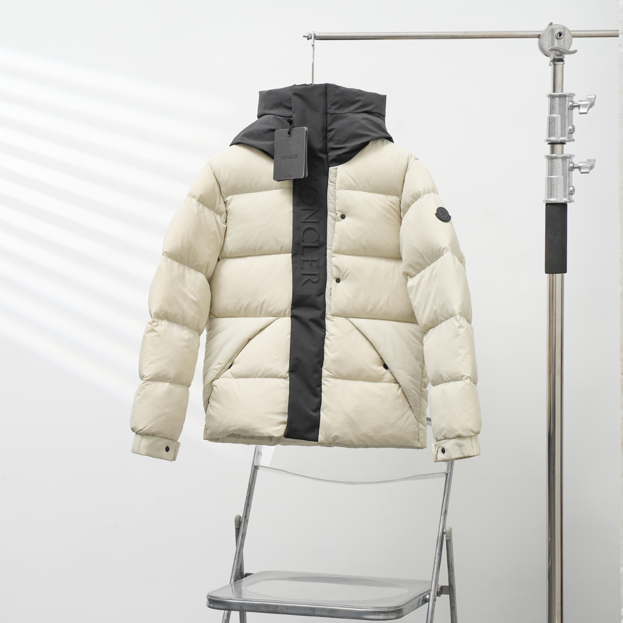 MONCLER丨蒙口黑武士连帽羽绒服
配色:白色