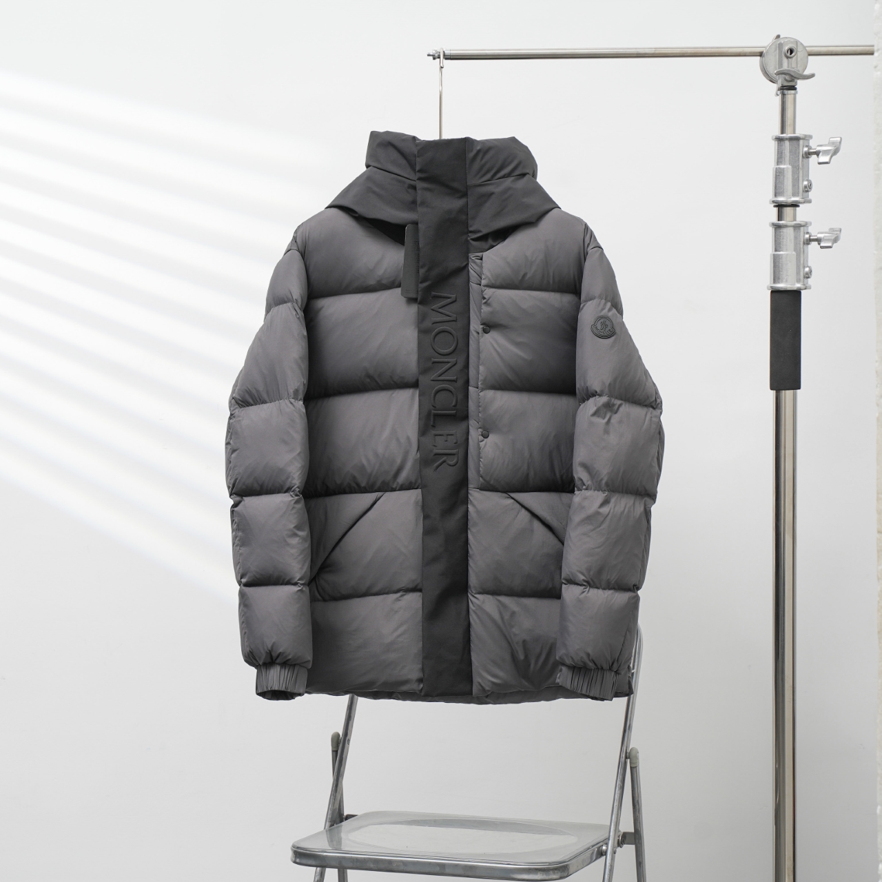 工厂直供
MONCLER丨蒙口黑武士连帽羽绒服
配色:灰色
尺码:C厂1-5