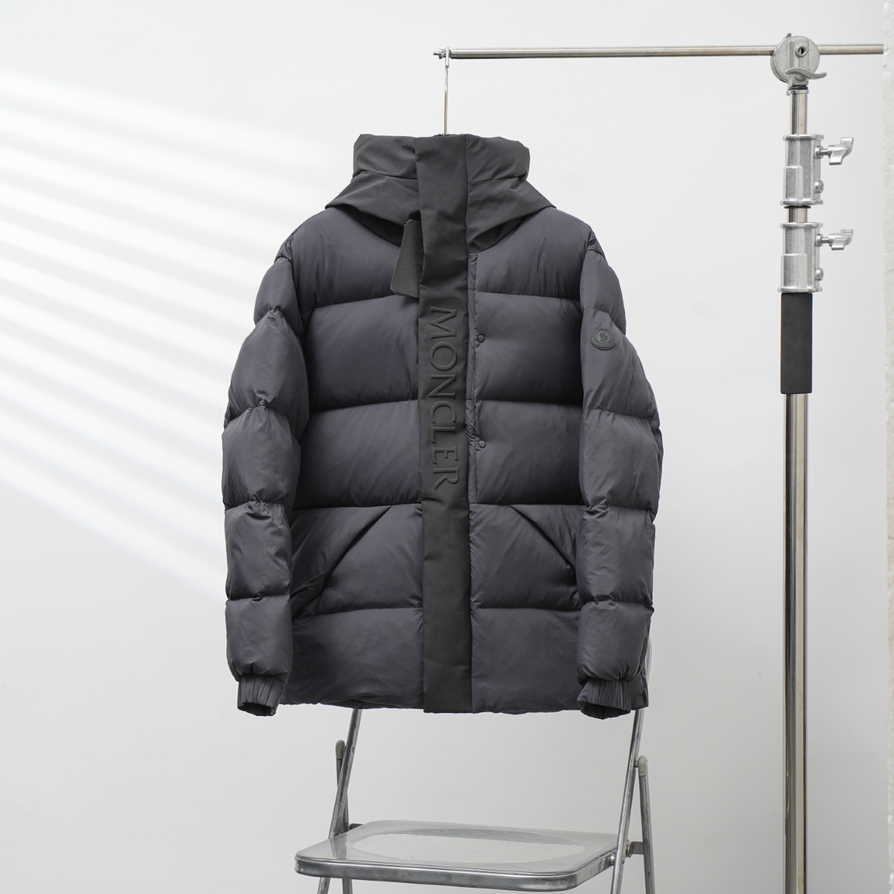 工厂直供
MONCLER丨蒙口黑武士连帽羽绒服
配色:黑色