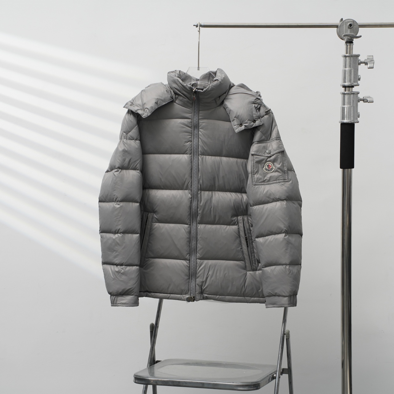 顶级💰380
MONCLER丨蒙口玛雅灰色连帽羽绒服
配色:灰色
尺码:1-6