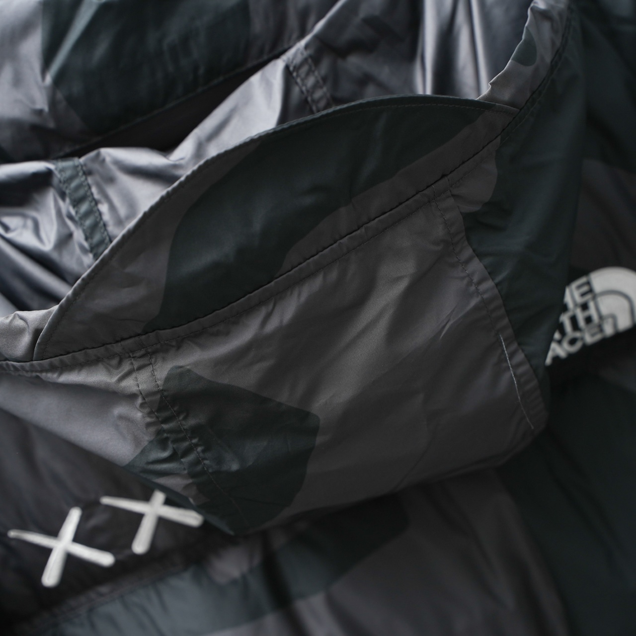 P460
TNF丨北面XX KAWS联名1996羽绒服
配色:黑色
尺码:XS-XXL