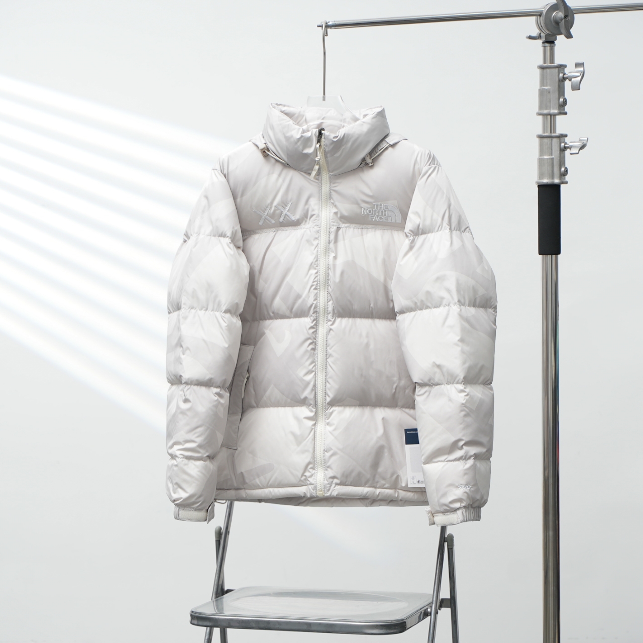 P460




TNF丨北面XX KAWS联名1996羽绒服

配色：白色
尺码：XS-XXL