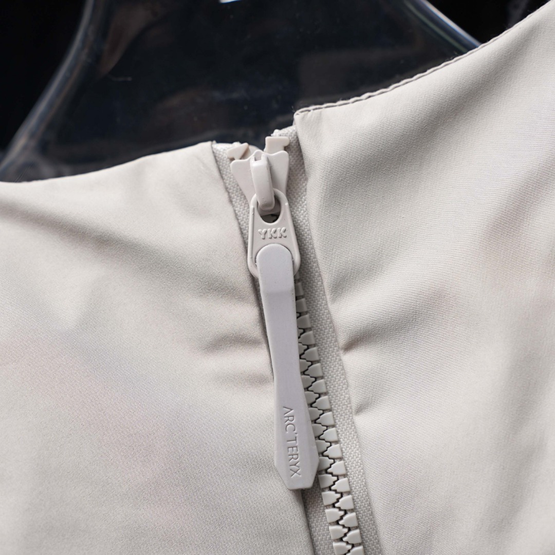 市售最高版本 现货供应 鹅绒版🔥 工厂直供 💰380
Arc&lsquo;teryx丨始祖鸟买菜三合一连帽羽绒服

颜色：暖石灰
尺码：L-4XL