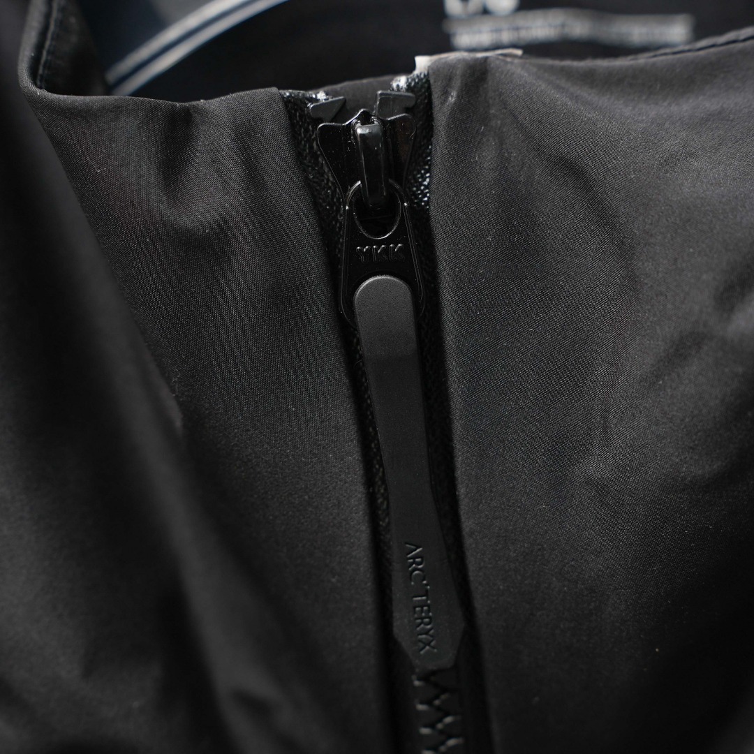 市售最高版本 现货供应 鹅绒版🔥 工厂直供 💰380
Arc&lsquo;teryx丨始祖鸟买菜三合一连帽羽绒服

颜色：黑色
尺码：L-4XL