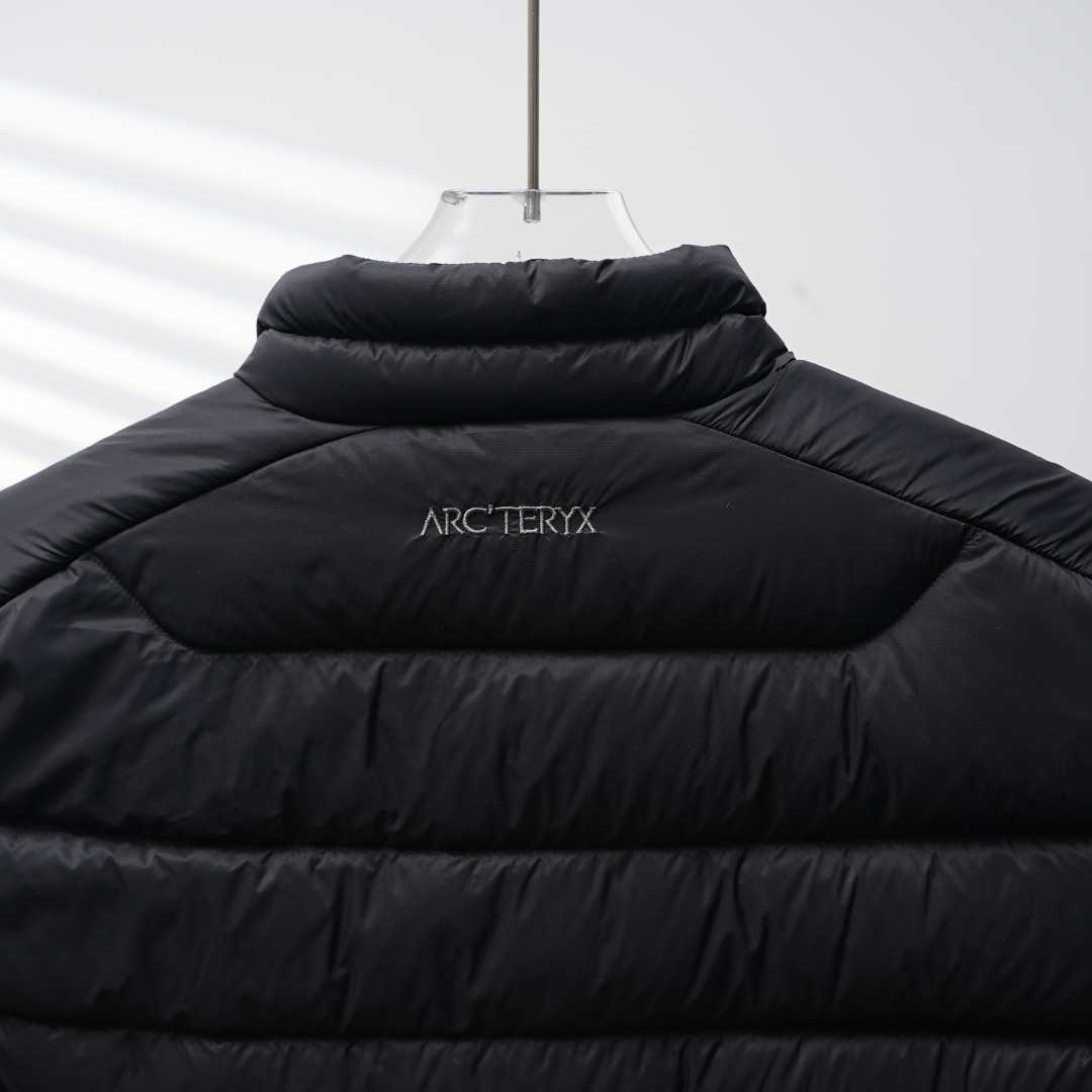 市售最高版本 现货供应 鹅绒版🔥 工厂直供💰320
Arc&lsquo;teryx丨始祖鸟Cerium Vest排骨鹅绒马甲

配色：黑色
尺码：S-XXL