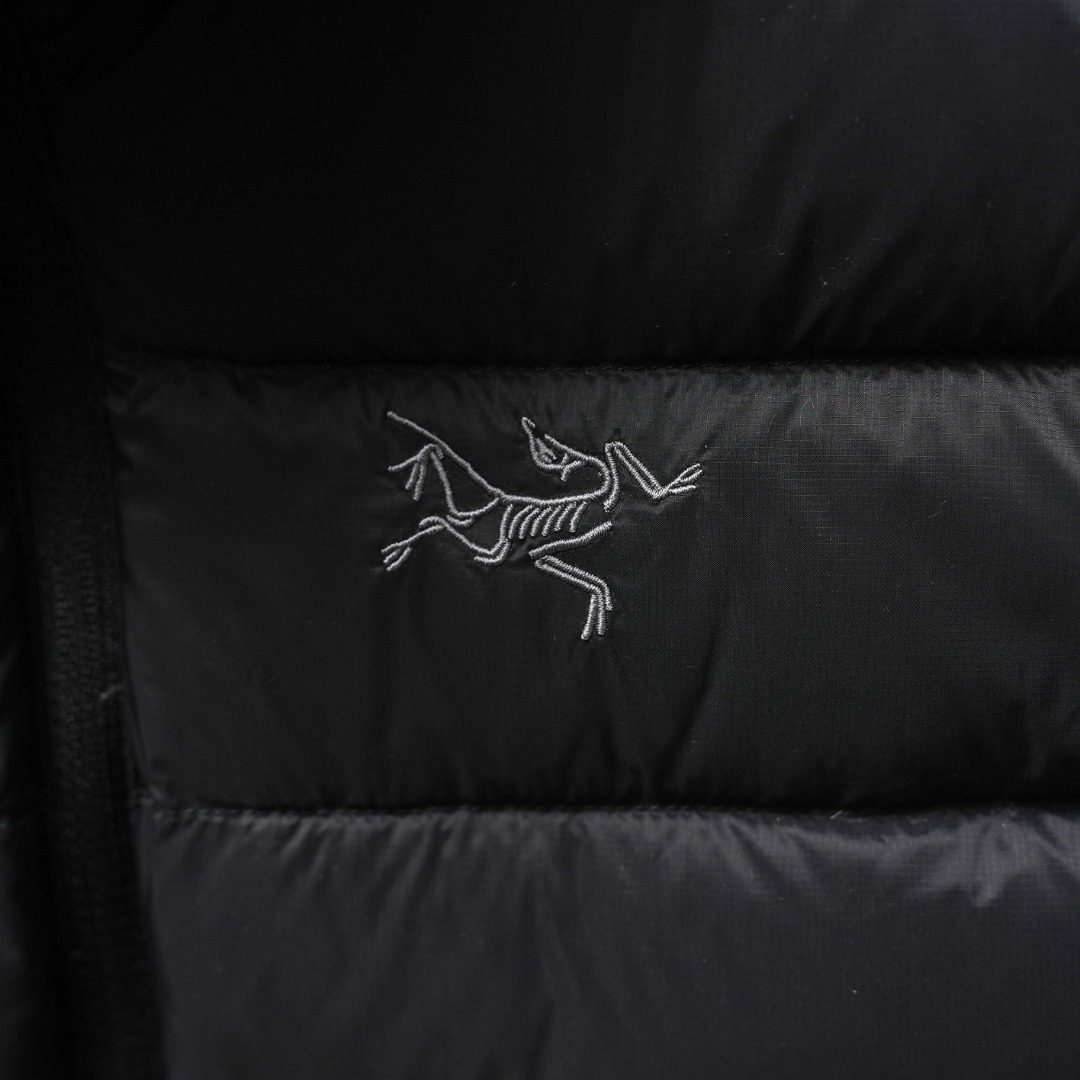 市售最高版本 现货供应 鹅绒版🔥 工厂直供💰320
Arc&lsquo;teryx丨始祖鸟Cerium Vest排骨鹅绒马甲

配色：黑色
尺码：S-XXL