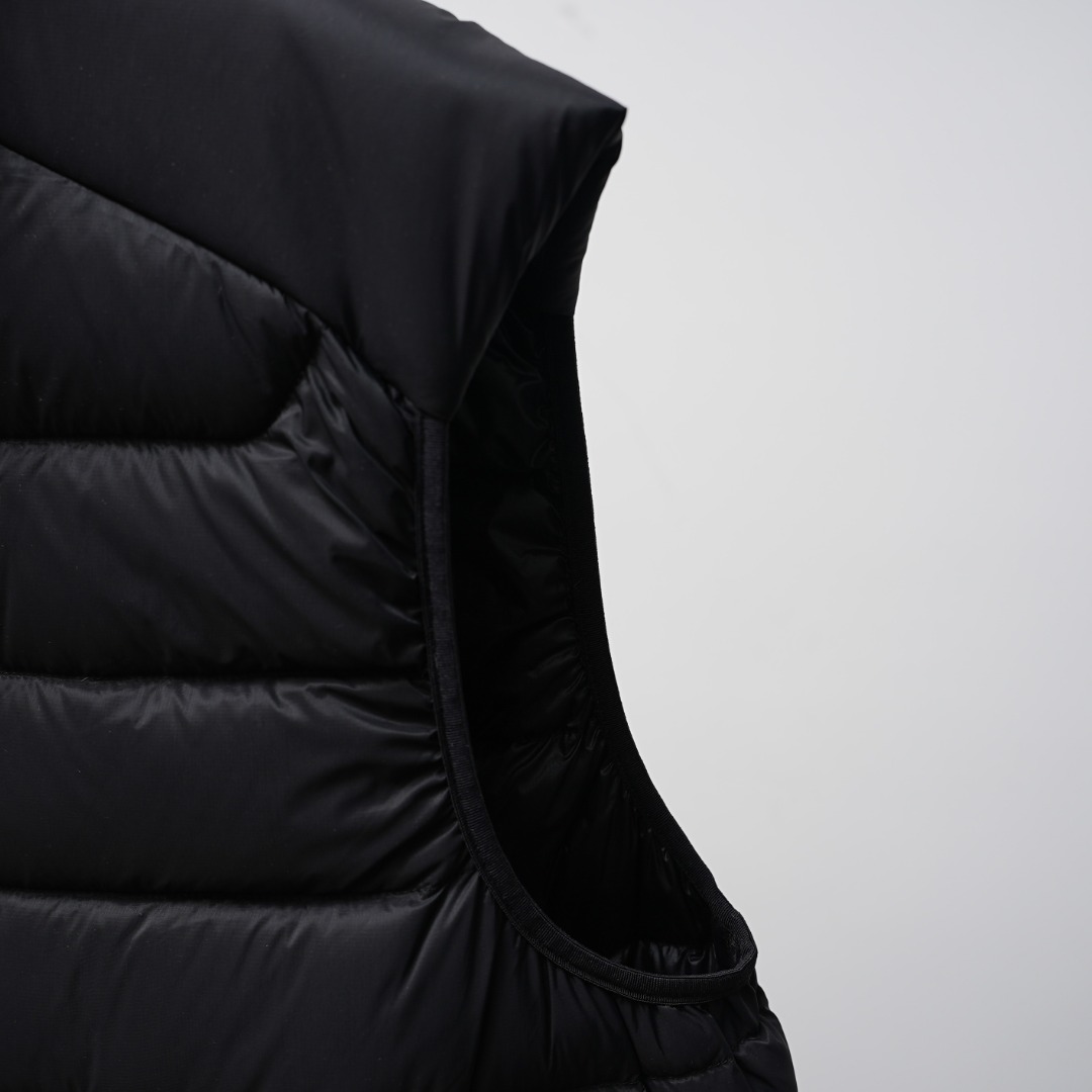 市售最高版本 现货供应 鹅绒版🔥 工厂直供💰320
Arc&lsquo;teryx丨始祖鸟Cerium Vest排骨鹅绒马甲

配色：黑色
尺码：S-XXL