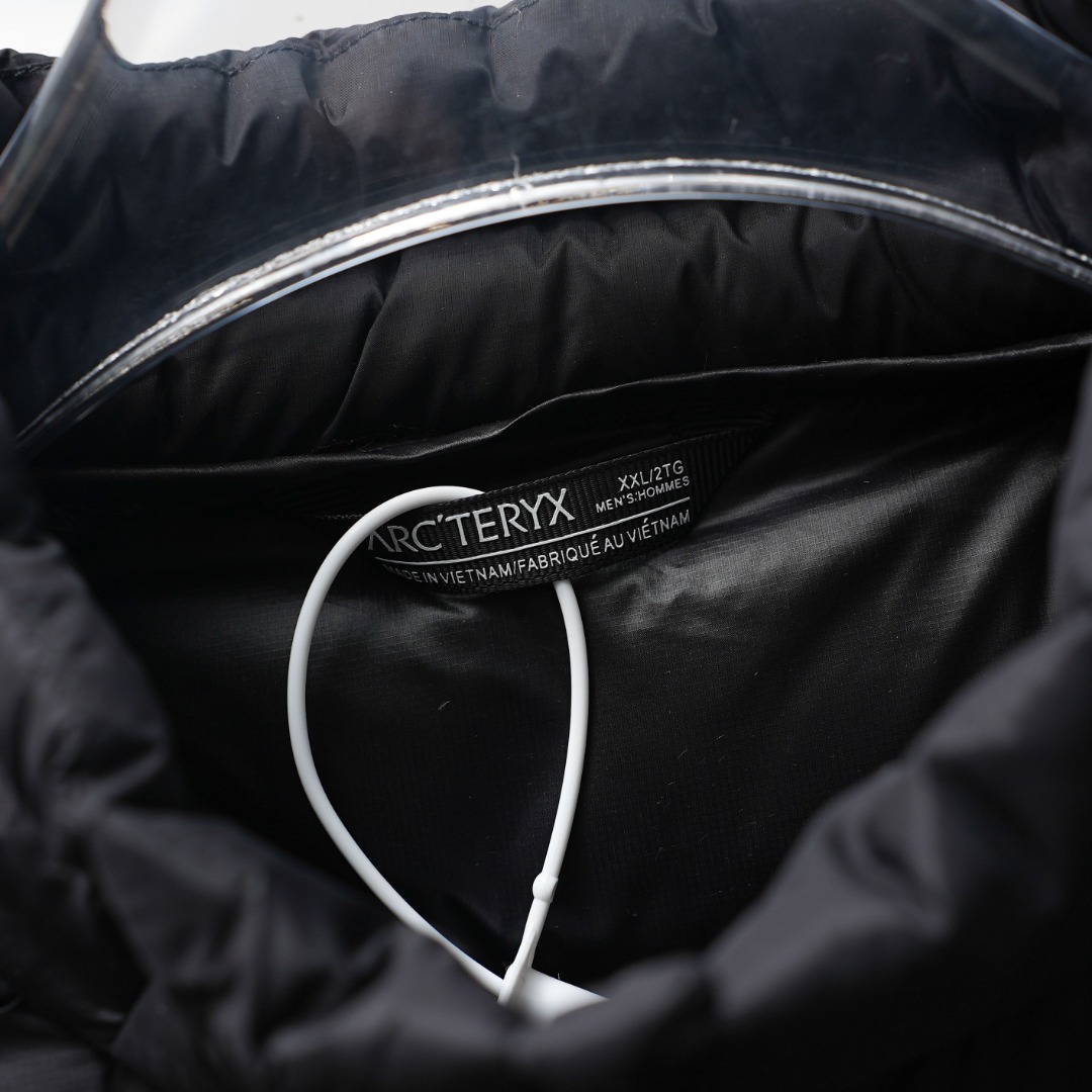 市售最高版本 现货供应 鹅绒版🔥 工厂直供💰320
Arc&lsquo;teryx丨始祖鸟Cerium Vest排骨鹅绒马甲

配色：黑色
尺码：S-XXL