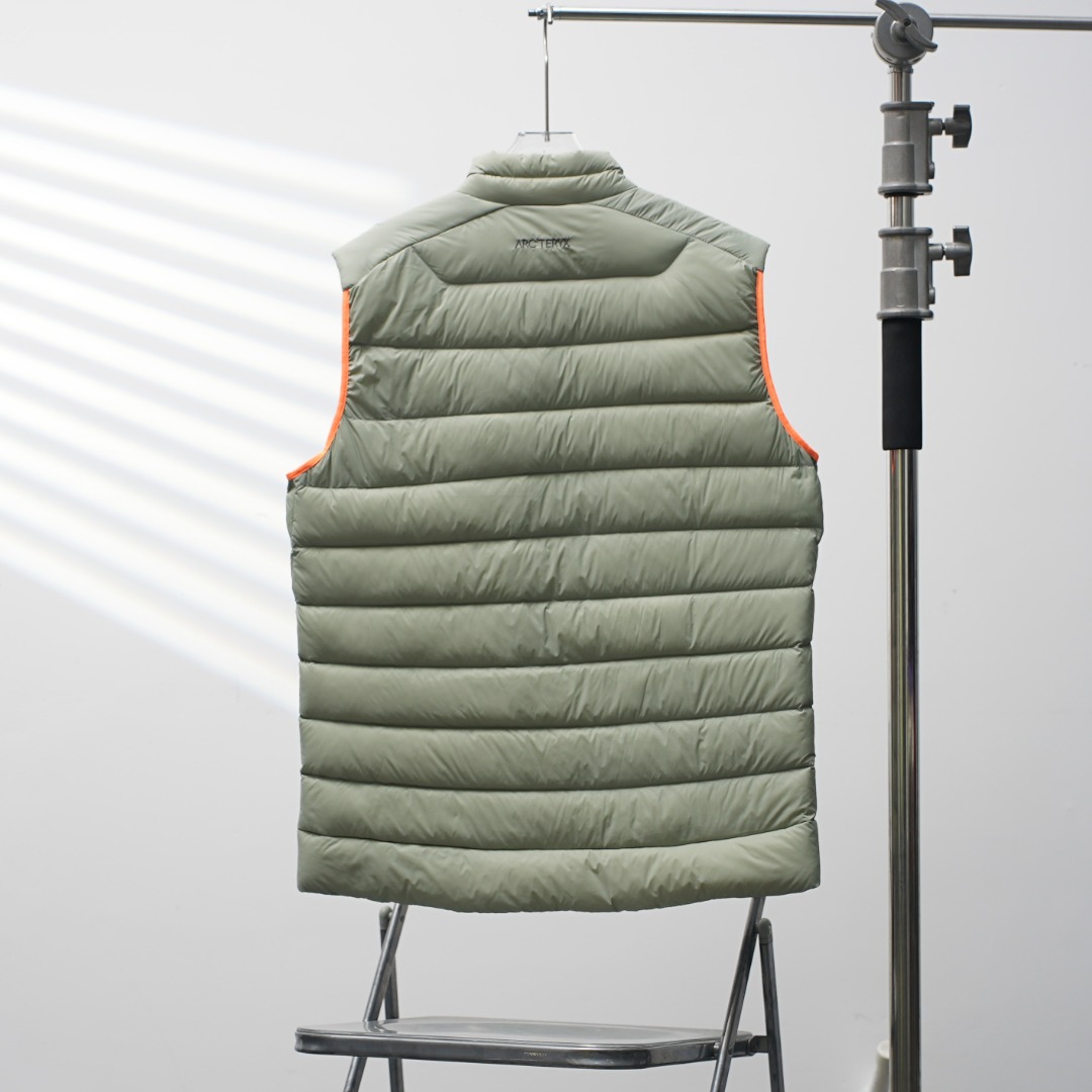 市售最高版本 现货供应 鹅绒版🔥 工厂直供💰320
Arc&lsquo;teryx丨始祖鸟Cerium Vest排骨鹅绒马甲

配色：岩灰绿
尺码：S-XXL