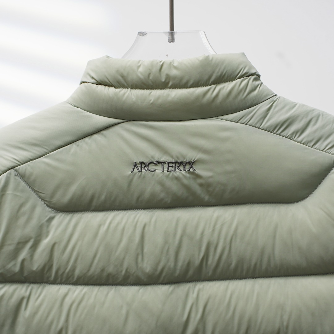 市售最高版本 现货供应 鹅绒版🔥 工厂直供💰320
Arc&lsquo;teryx丨始祖鸟Cerium Vest排骨鹅绒马甲

配色：岩灰绿
尺码：S-XXL