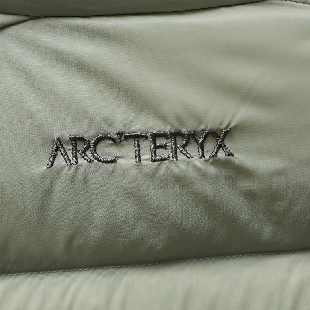 市售最高版本 现货供应 鹅绒版🔥 工厂直供💰320
Arc&lsquo;teryx丨始祖鸟Cerium Vest排骨鹅绒马甲

配色：岩灰绿
尺码：S-XXL