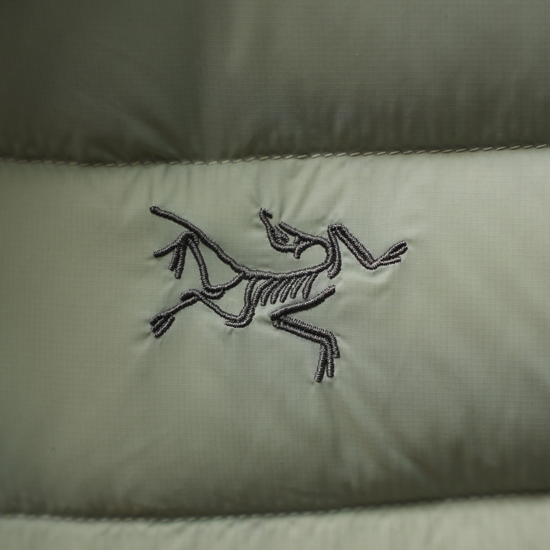 市售最高版本 现货供应 鹅绒版🔥 工厂直供💰320
Arc&lsquo;teryx丨始祖鸟Cerium Vest排骨鹅绒马甲

配色：岩灰绿
尺码：S-XXL