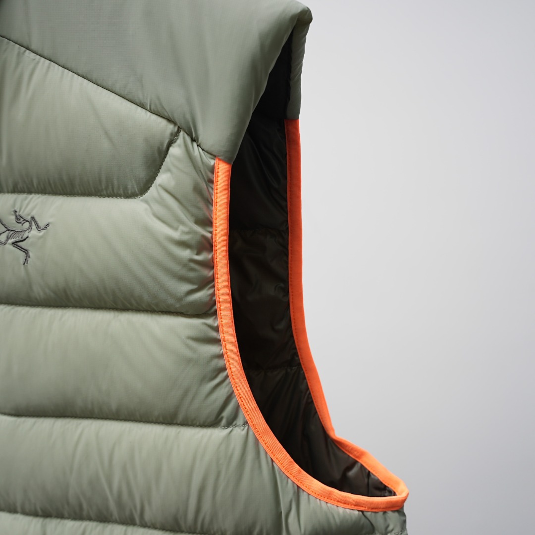 市售最高版本 现货供应 鹅绒版🔥 工厂直供💰320
Arc&lsquo;teryx丨始祖鸟Cerium Vest排骨鹅绒马甲

配色：岩灰绿
尺码：S-XXL