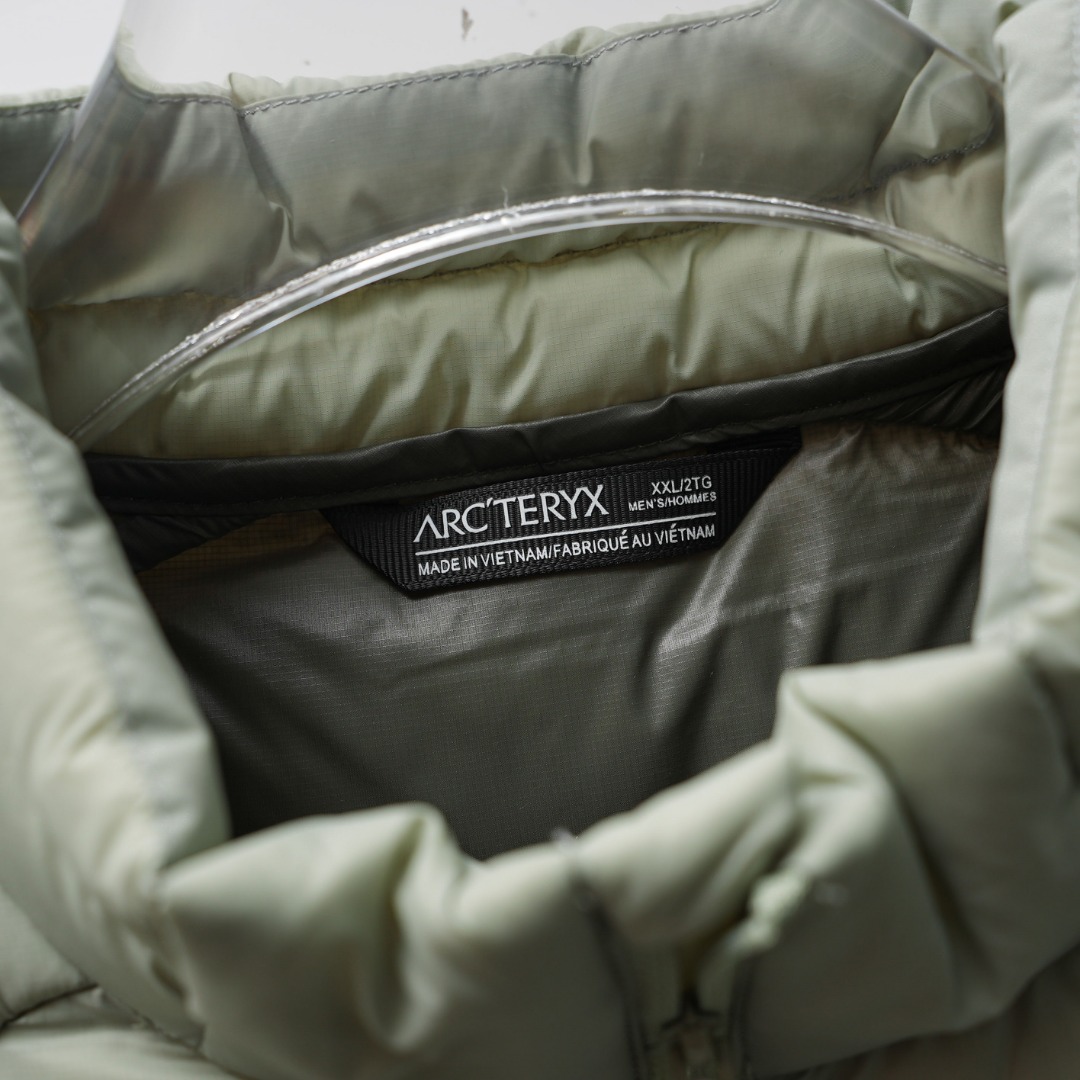 市售最高版本 现货供应 鹅绒版🔥 工厂直供💰320
Arc&lsquo;teryx丨始祖鸟Cerium Vest排骨鹅绒马甲

配色：岩灰绿
尺码：S-XXL