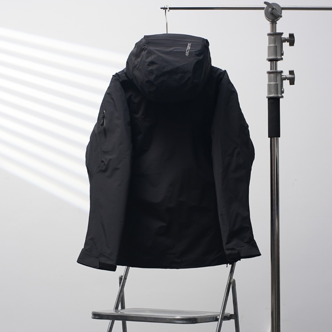 市售最高版本 现货供应 鹅绒版🔥 工厂直供💰620
Arc&lsquo;teryx丨始祖鸟顶级Macai买菜顶级连帽鹅绒服

配色：黑色
尺码：S-XXL