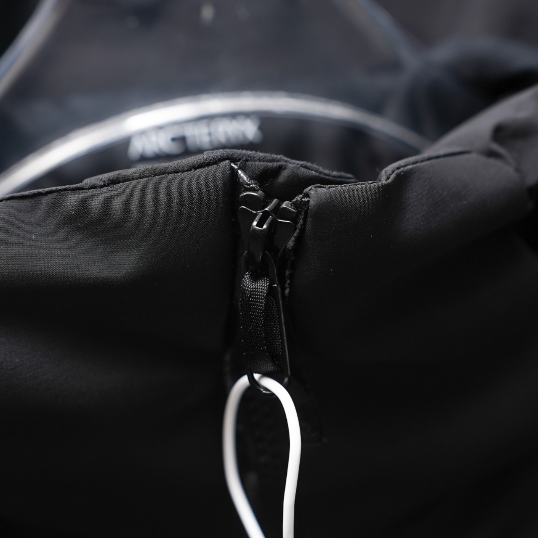 市售最高版本 现货供应 鹅绒版🔥 工厂直供💰620
Arc&lsquo;teryx丨始祖鸟顶级Macai买菜顶级连帽鹅绒服

配色：黑色
尺码：S-XXL