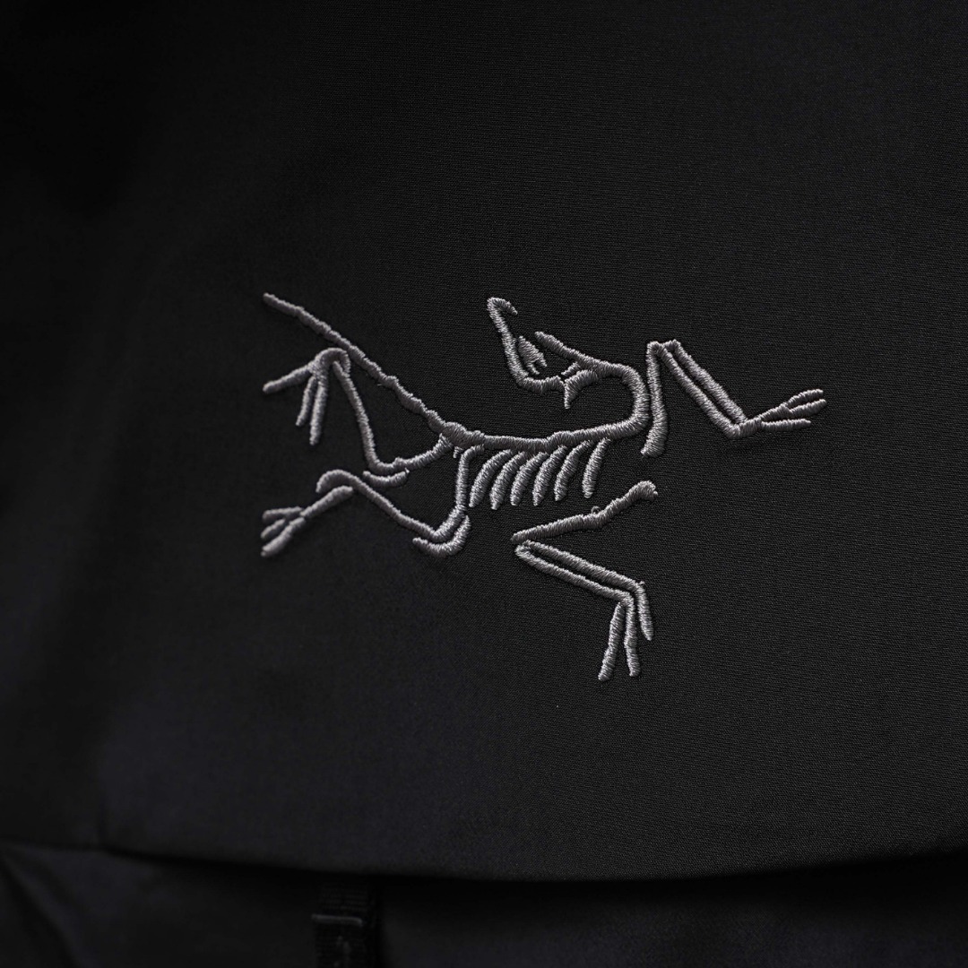 市售最高版本 现货供应 鹅绒版🔥 工厂直供💰620
Arc&lsquo;teryx丨始祖鸟顶级Macai买菜顶级连帽鹅绒服

配色：黑色
尺码：S-XXL