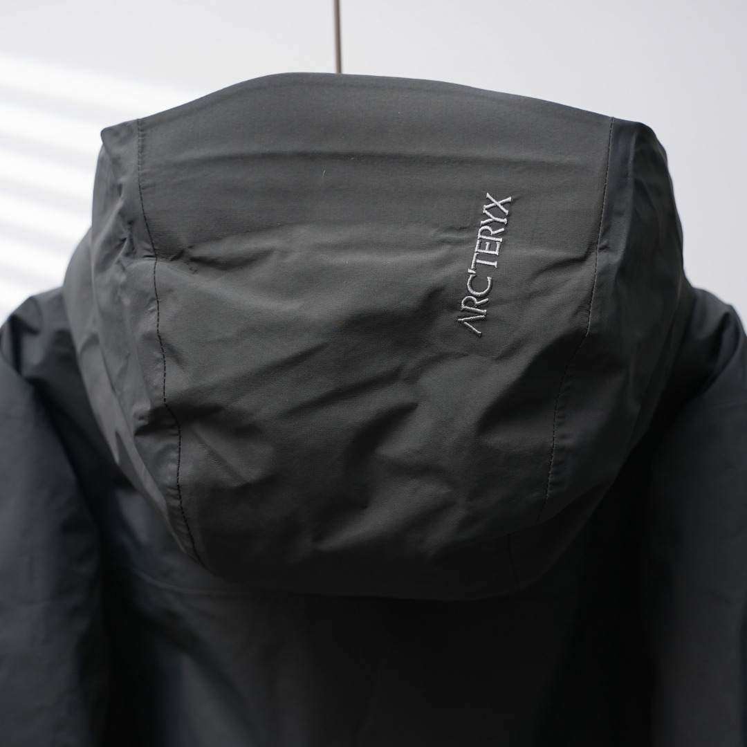 市售最高版本 现货供应 鹅绒版🔥 工厂直供💰620
Arc&lsquo;teryx丨始祖鸟顶级Macai买菜顶级连帽鹅绒服

配色：海水波灰
尺码：S-XXL