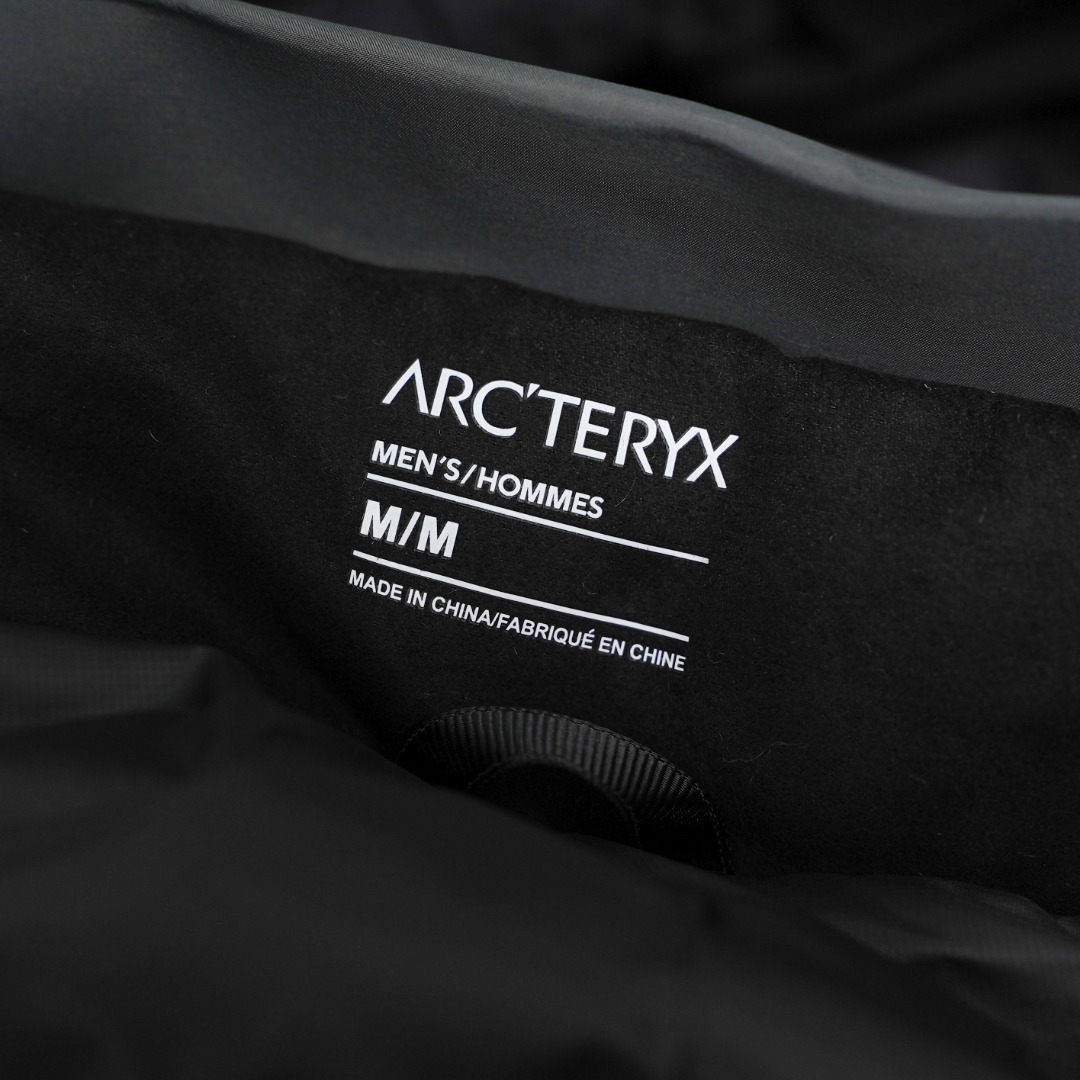 市售最高版本 现货供应 鹅绒版🔥 工厂直供💰620
Arc&lsquo;teryx丨始祖鸟顶级Macai买菜顶级连帽鹅绒服

配色：海水波灰
尺码：S-XXL