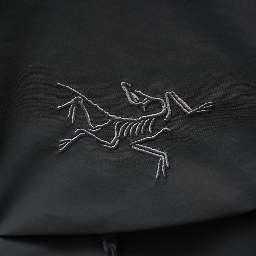 市售最高版本 现货供应 鹅绒版🔥 工厂直供💰620
Arc&lsquo;teryx丨始祖鸟顶级Macai买菜顶级连帽鹅绒服

配色：海水波灰
尺码：S-XXL