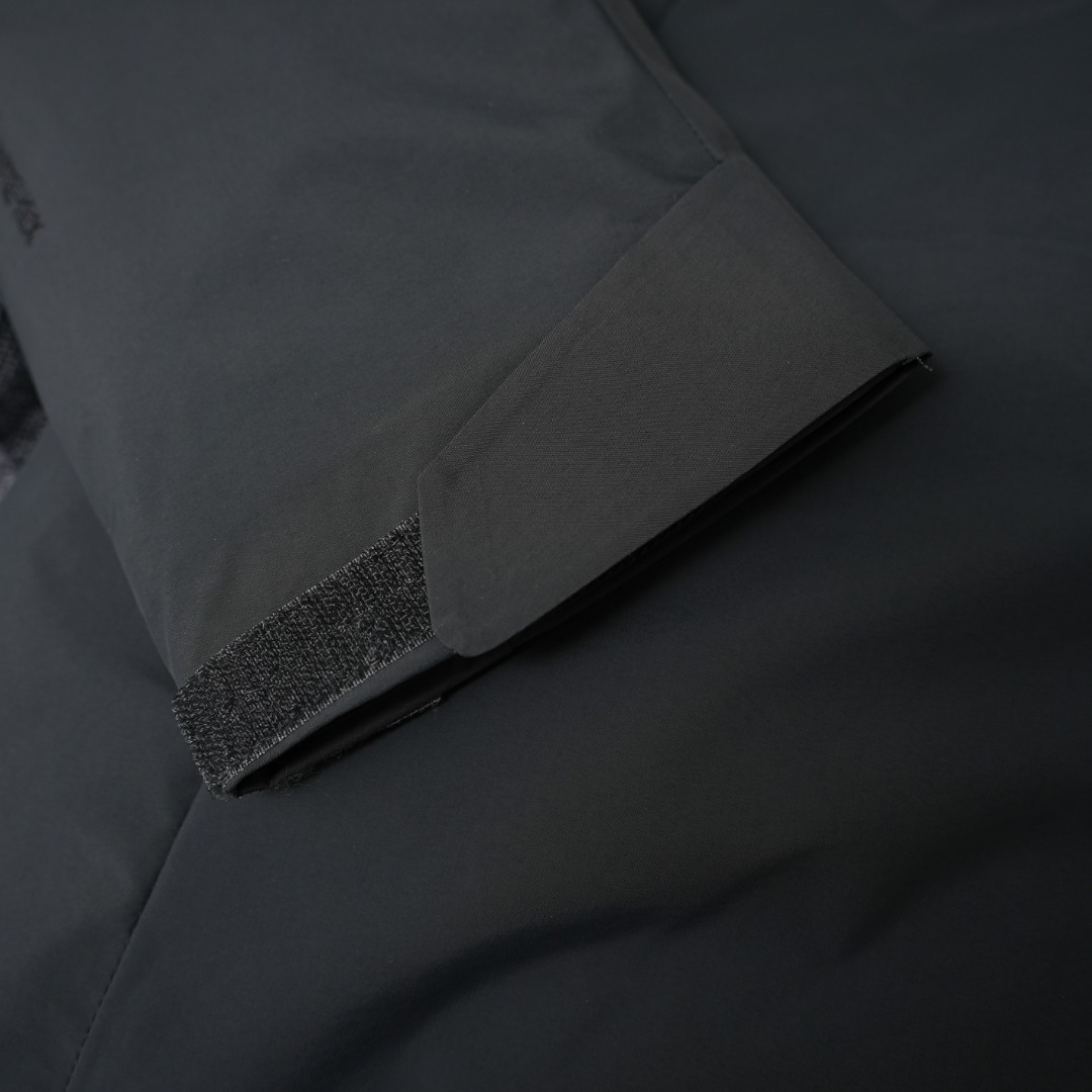 市售最高版本 现货供应 鹅绒版🔥 工厂直供💰620
Arc&lsquo;teryx丨始祖鸟顶级Macai买菜顶级连帽鹅绒服

配色：海水波灰
尺码：S-XXL