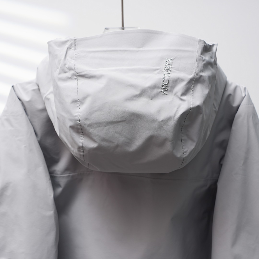 市售最高版本 现货供应 鹅绒版🔥 工厂直供💰620
Arc&lsquo;teryx丨始祖鸟顶级Macai买菜顶级连帽鹅绒服

配色：隐秘灰
尺码：S-XXL