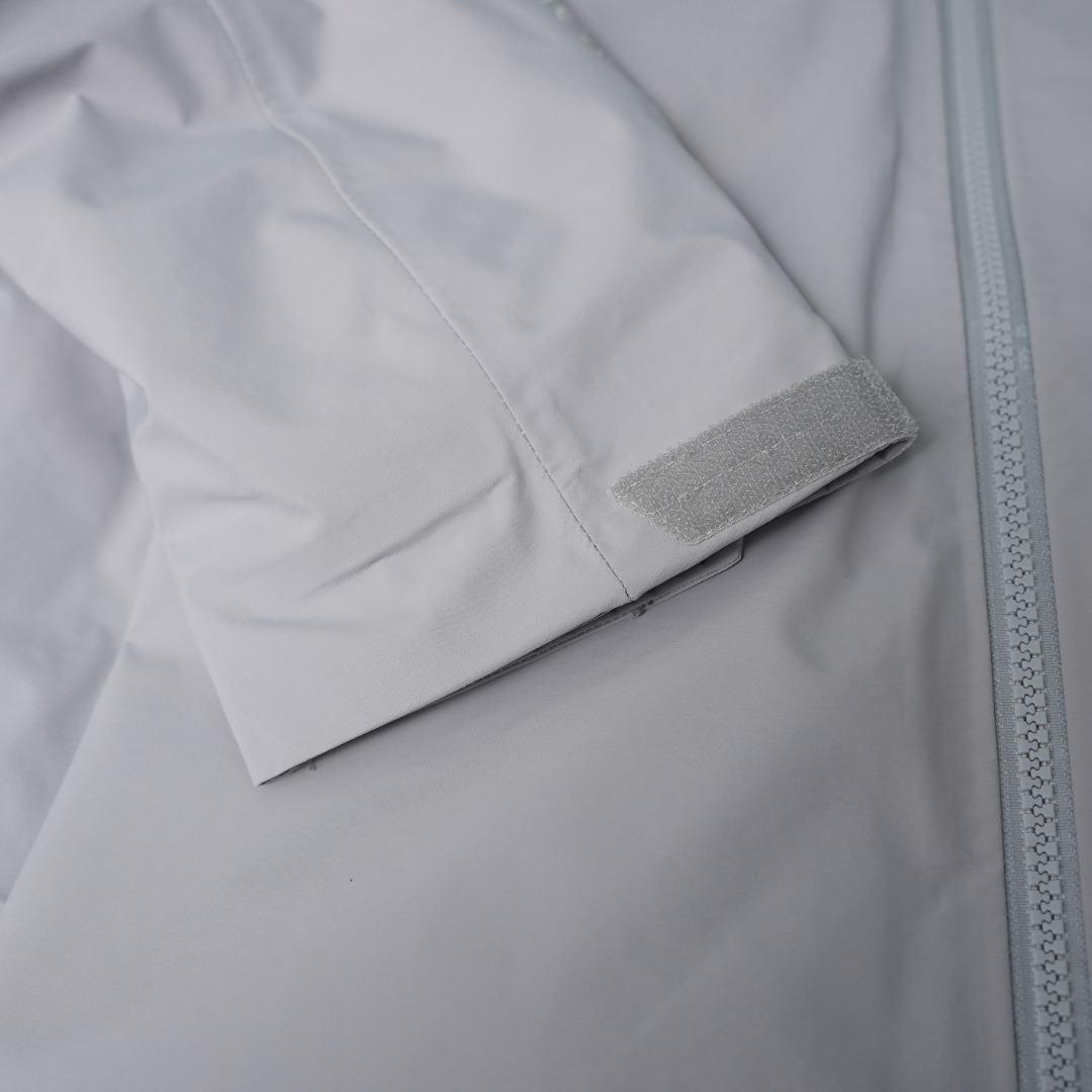 市售最高版本 现货供应 鹅绒版🔥 工厂直供💰620
Arc&lsquo;teryx丨始祖鸟顶级Macai买菜顶级连帽鹅绒服

配色：隐秘灰
尺码：S-XXL