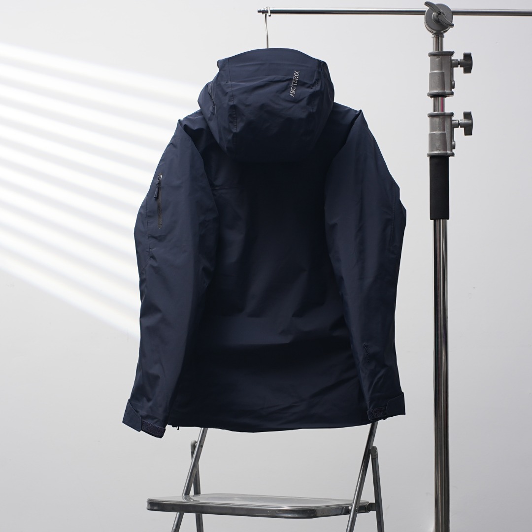 市售最高版本 现货供应 鹅绒版🔥 工厂直供💰620
Arc&lsquo;teryx丨始祖鸟顶级Macai买菜顶级连帽鹅绒服

配色：藏青色
尺码：S-XXL