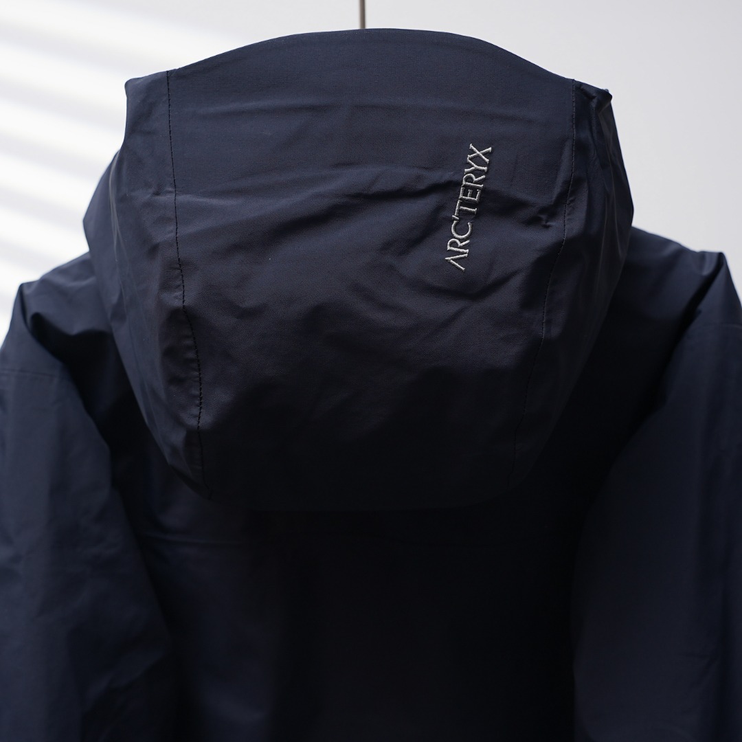 市售最高版本 现货供应 鹅绒版🔥 工厂直供💰620
Arc&lsquo;teryx丨始祖鸟顶级Macai买菜顶级连帽鹅绒服

配色：藏青色
尺码：S-XXL