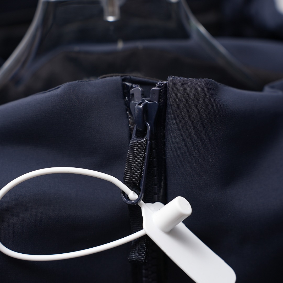 市售最高版本 现货供应 鹅绒版🔥 工厂直供💰620
Arc&lsquo;teryx丨始祖鸟顶级Macai买菜顶级连帽鹅绒服

配色：藏青色
尺码：S-XXL