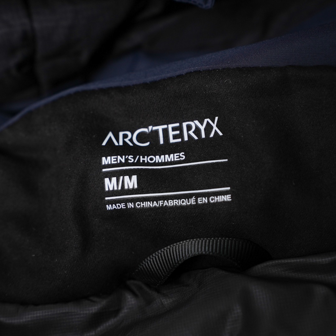 市售最高版本 现货供应 鹅绒版🔥 工厂直供💰620
Arc&lsquo;teryx丨始祖鸟顶级Macai买菜顶级连帽鹅绒服

配色：藏青色
尺码：S-XXL