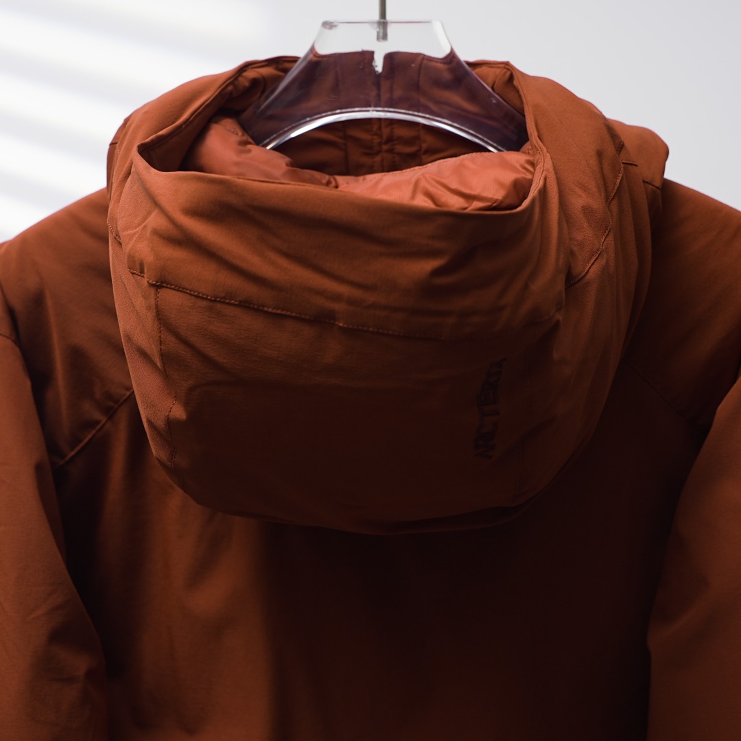 市售最高版本 现货供应 鹅绒版🔥 工厂直供💰400
Arc&lsquo;teryx丨始祖鸟EPSILON爱普森连帽羽绒服

配色：红杉褐
尺码：S-XXL