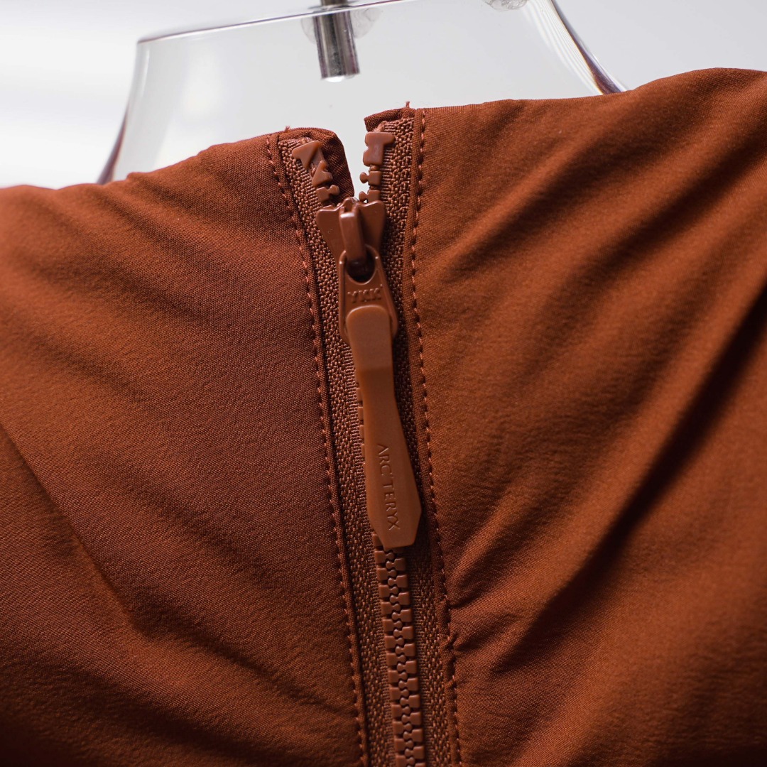 市售最高版本 现货供应 鹅绒版🔥 工厂直供💰400
Arc&lsquo;teryx丨始祖鸟EPSILON爱普森连帽羽绒服

配色：红杉褐
尺码：S-XXL