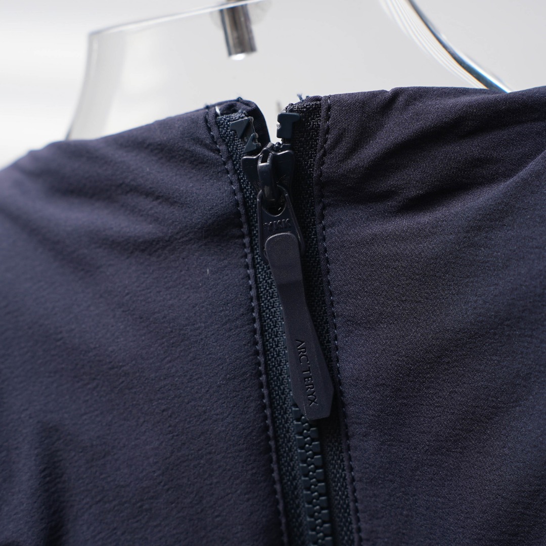 市售最高版本 现货供应 鹅绒版🔥 工厂直供💰400
Arc&lsquo;teryx丨始祖鸟EPSILON爱普森连帽羽绒服

配色：宝石蓝
尺码：S-XXL