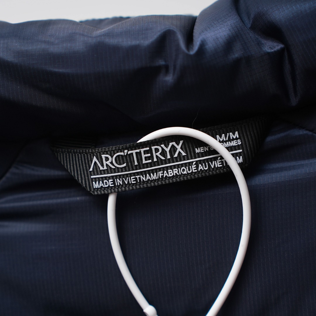 市售最高版本 现货供应 鹅绒版🔥 工厂直供💰400
Arc&lsquo;teryx丨始祖鸟EPSILON爱普森连帽羽绒服

配色：宝石蓝
尺码：S-XXL