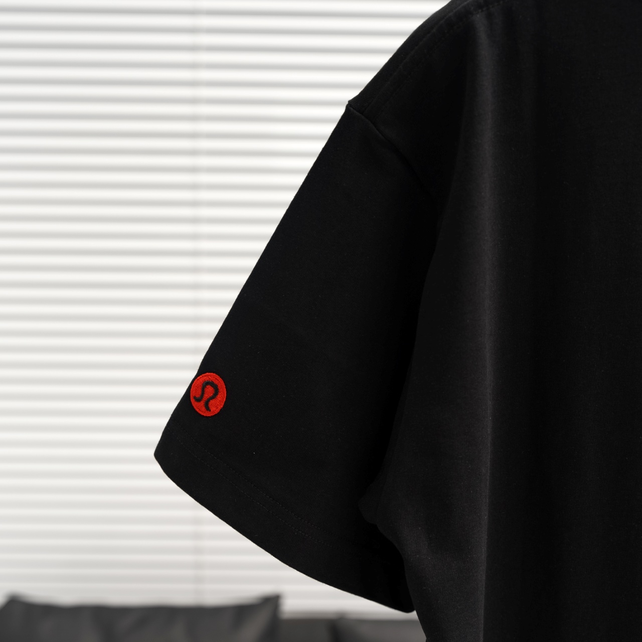 Lulu lemon/露露乐檬 25ss 字母标识刺绣短袖T恤 黑色 白色