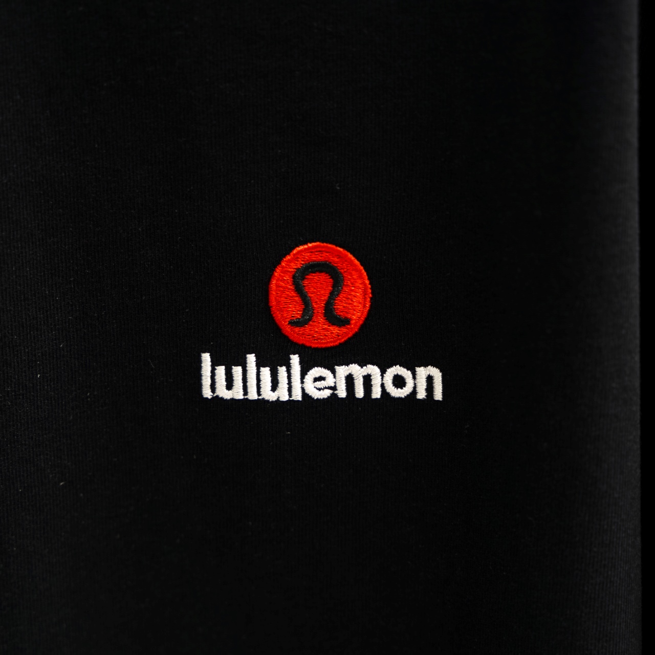 Lulu lemon/露露乐檬 25ss 字母标识刺绣短袖T恤 黑色 白色