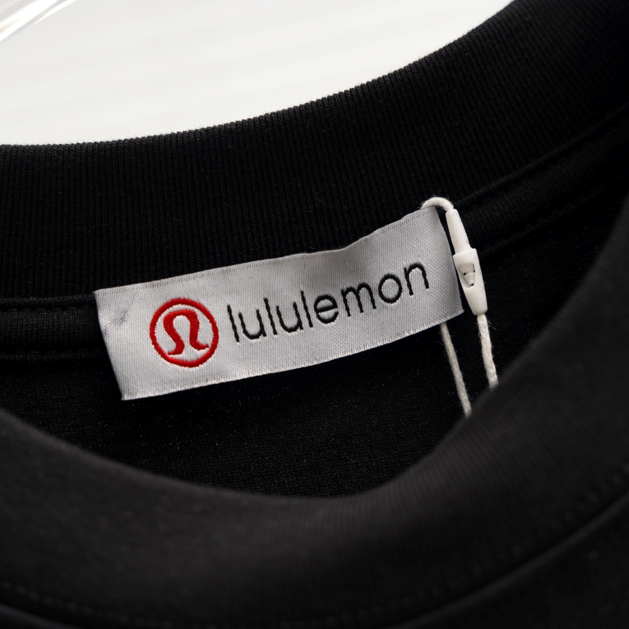 Lulu lemon/露露乐檬 25ss 字母标识刺绣短袖T恤 黑色 白色