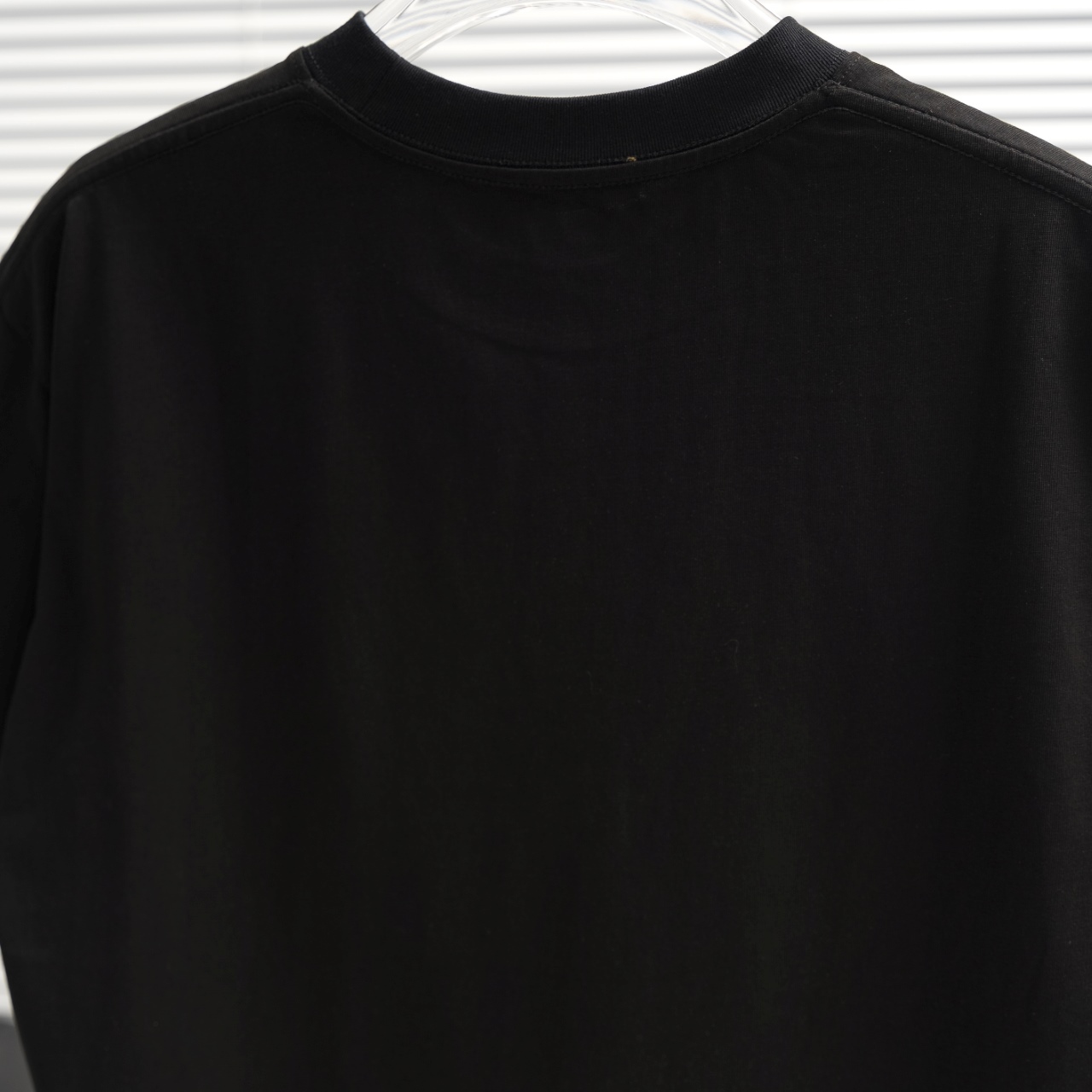 DESCENTE/迪桑特 25ss 肩膀logo刺绣短袖T恤 黑色 白色-Chinese UA Cheap High Quatity Brand Clothes Bags handbags Sneakers wholesale wholesaler seller from China Factory suppliers Fashion Clothing Shoes best Quality Beautiful Price DESCENTE/迪桑特 25ss 肩膀logo刺绣短袖T恤 黑色 白色