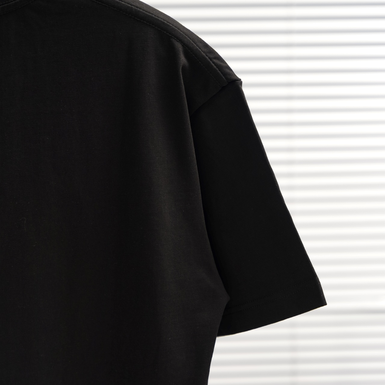 DESCENTE/迪桑特 25ss 肩膀logo刺绣短袖T恤 黑色 白色-Chinese UA Cheap High Quatity Brand Clothes Bags handbags Sneakers wholesale wholesaler seller from China Factory suppliers Fashion Clothing Shoes best Quality Beautiful Price DESCENTE/迪桑特 25ss 肩膀logo刺绣短袖T恤 黑色 白色