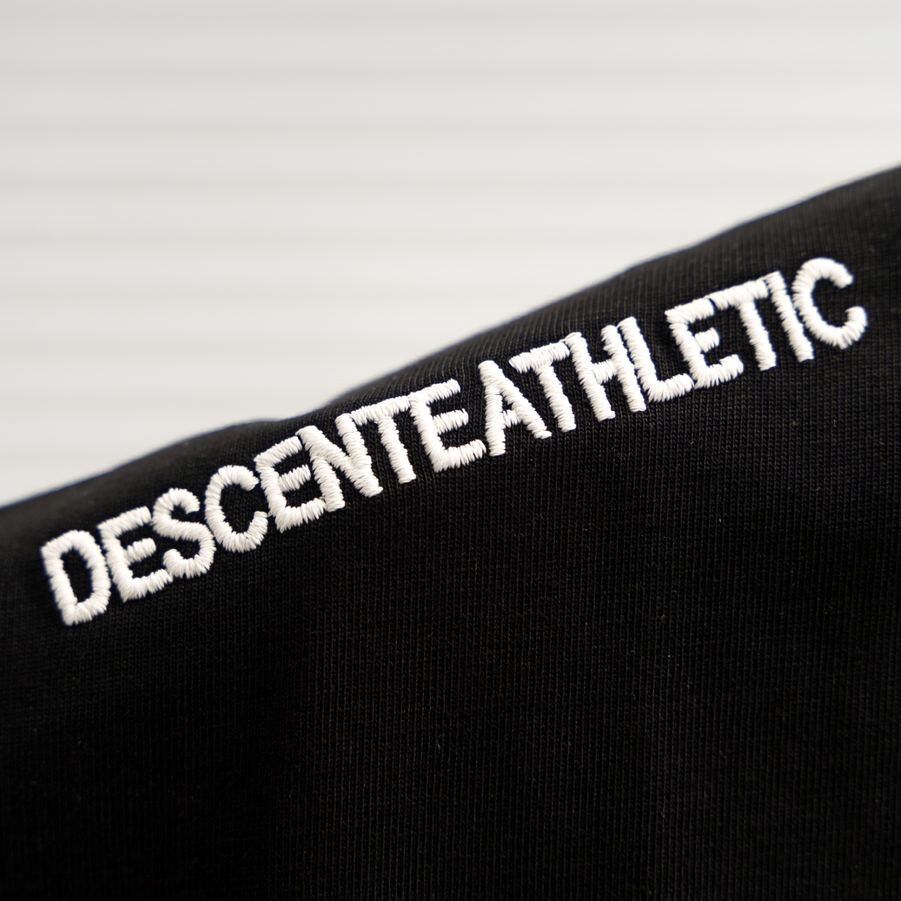 DESCENTE/迪桑特 25ss 肩膀logo刺绣短袖T恤 黑色 白色-Chinese UA Cheap High Quatity Brand Clothes Bags handbags Sneakers wholesale wholesaler seller from China Factory suppliers Fashion Clothing Shoes best Quality Beautiful Price DESCENTE/迪桑特 25ss 肩膀logo刺绣短袖T恤 黑色 白色